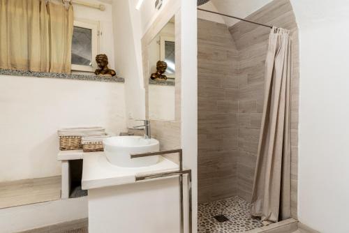 ein Badezimmer mit Waschbecken und Dusche in der Unterkunft VACANZE VICINO ALLE PISTE - Vicino a Parcheggio e Centro Benessere - Parco Naturale Adamello Brenta - WI-FI & Netflix in Caderzone