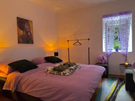 特雷比涅Apartman Old Town的一间卧室，床上有一只毛绒玩具