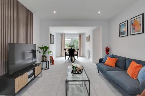 Televiisor ja/või meelelahutuskeskus majutusasutuses 3 Bed Sleeps 5 Private Parking Garden