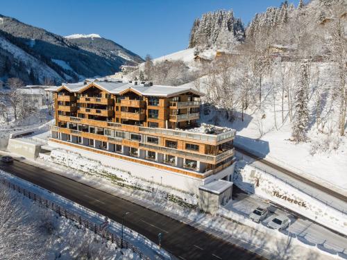 una vista aérea de un edificio en la nieve en Das Förstereck, en Viehhofen