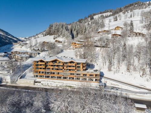 un hotel en una montaña nevada en Das Förstereck, en Viehhofen
