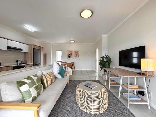 TV a/nebo společenská místnost v ubytování Bohobeach Bliss!