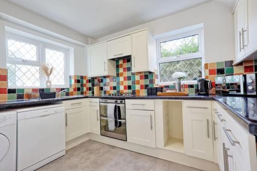 Kuchyň nebo kuchyňský kout v ubytování Surehaven Stays 3 Bedroom House Braintree