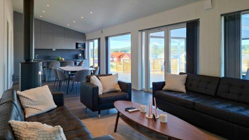 Posezení v ubytování Modern Lake House With Spa At Lake Barken