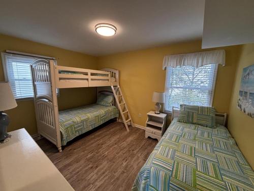 Postel nebo postele na pokoji v ubytování Ocean Block Single Family Surf City Private Yard Decks Beach Badges Wifi Air Conditioning Washer & Dryersurf City Ocean Block Light And