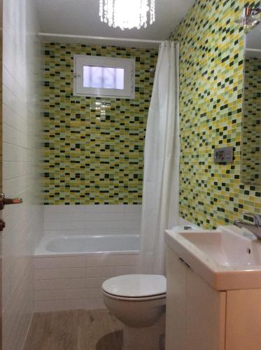 a bathroom with a tub and a toilet and a sink at Apartamento Vergeles-Congresos in Granada