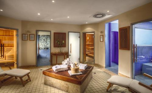 una sala de estar con una mesa de centro y una bañera en Suite Hotel Binz Familienhotel Rügen, en Binz