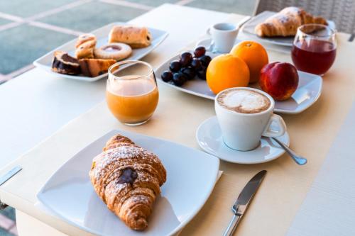 einen Tisch mit Speisen zum Frühstück und Kaffee in der Unterkunft Cilento Dreams Village in Marina di Camerota