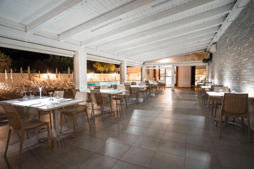 Restoran või mõni muu söögikoht majutusasutuses Cilento Dreams Village