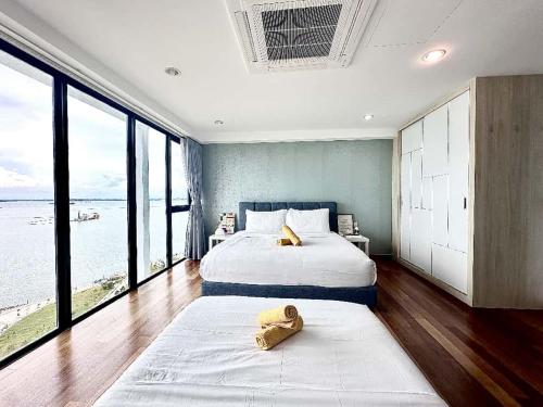 Voodi või voodid majutusasutuse SUNRISE GURNEY FULLSEAVIEW LUXURY 2ROOM SUITE 8PAX toas