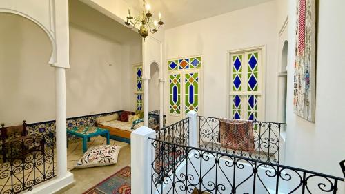 Habitación con una escalera con vidrieras. en Dar Hikayat, en Tánger