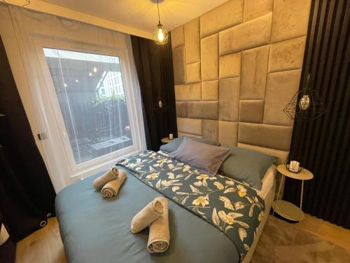 Giường trong phòng chung tại Przystań Letnica