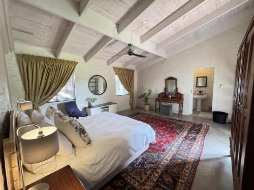 Postel nebo postele na pokoji v ubytování Hartland Country House Oudtshoorn