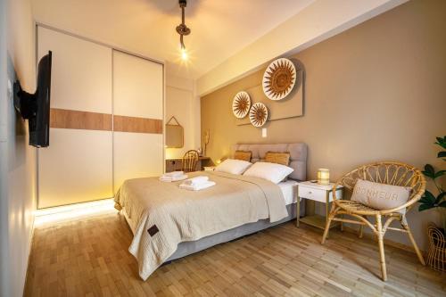 ein Schlafzimmer mit einem Bett und einem Stuhl darin in der Unterkunft Athens Lodge in Koukaki in Athen