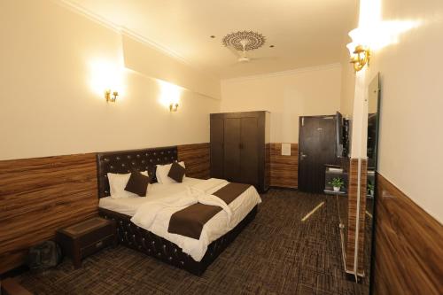 a bedroom with a large bed in a room at Hotel Kuber in Rāi