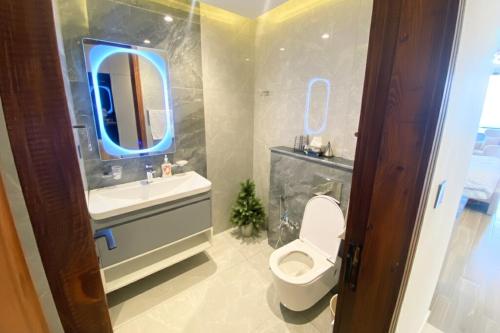 Vannituba majutusasutuses Executive Studio with Mountain Views at Monal Murree