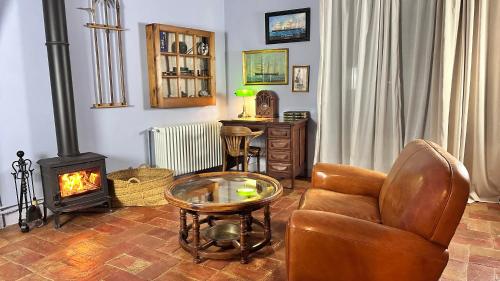 uma sala de estar com uma cadeira e uma lareira em Encís d'Empordà -Adults Only- em Casavells