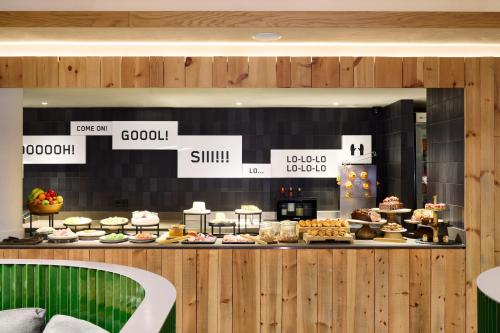 eine Bäckerei mit Kuchen und Gebäck. in der Unterkunft MIM Andorra Member of Melia Collection in Escaldes-Engordany