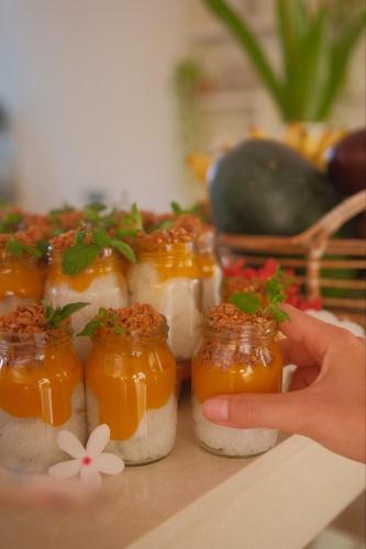 un mucchio di cibo su un tavolo con salsa all'arancia di Oura Spirit a Unawatuna