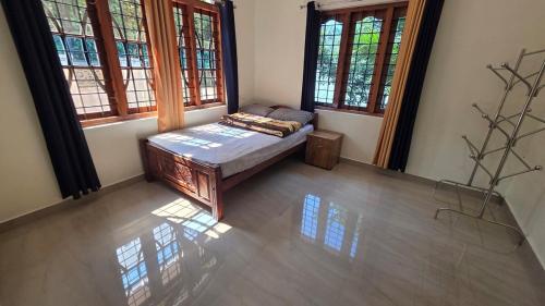 En eller flere senge i et værelse på Shajis Riverview Mansion