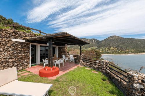 una imagen de una villa con vista al océano en Waterside Oasis House, en Villasimius