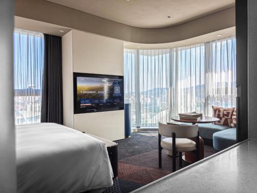 Ένα ή περισσότερα κρεβάτια σε δωμάτιο στο Hotel Indigo Zhuhai Xiangzhou by IHG