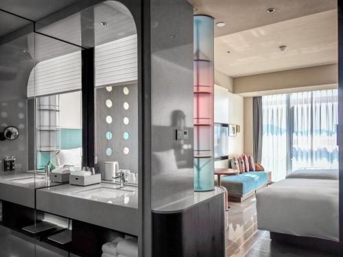 Ένα ή περισσότερα κρεβάτια σε δωμάτιο στο Hotel Indigo Zhuhai Xiangzhou by IHG