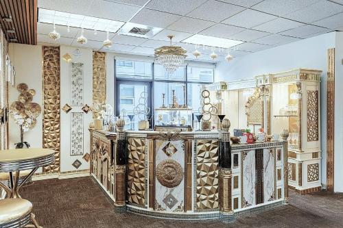 a room with a store with a large room with a counter at Pike Place Sky Villas in Seattle