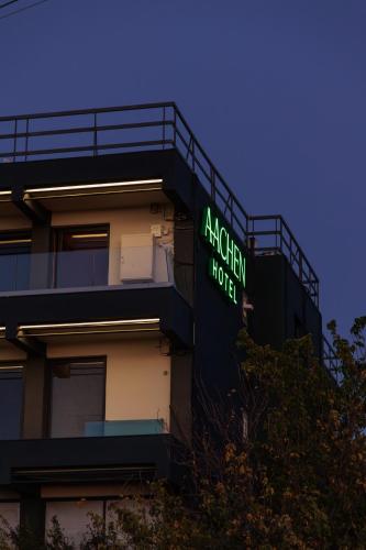 ein Gebäude mit einem Schild an der Seite in der Unterkunft Aachen in Athen