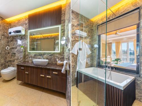 Un baño con bañera, lavabo y ducha. en Casa De Bello, Nainital, Near Kainchi Dham, en Bhowāli