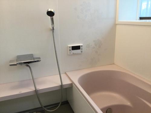 een badkamer met een bad en een douche bij Ichigoso - Vacation STAY 20261 in Ichihara