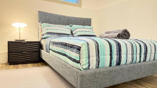 Ένα ή περισσότερα κρεβάτια σε δωμάτιο στο Red Deer Stay- 2BR Private Suite