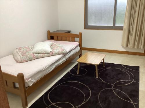 a small bedroom with a bed and a table at Ichigoso - Vacation STAY 20260 in Ichihara