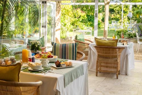 Una mesa con comida en un restaurante. en Last Word Constantia, en Ciudad del Cabo