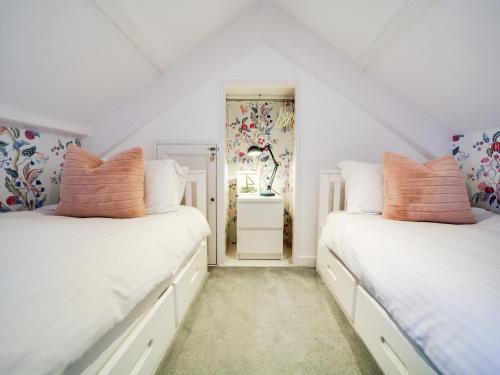 En eller flere senge i et værelse på Church Hill House