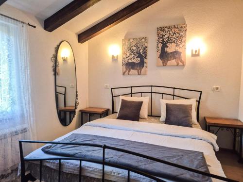 une chambre avec un lit et deux tableaux au mur dans l'établissement Casa Karnevali, à Žminj