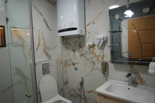 a bathroom with a toilet and a sink at APPARTEMENT AMJAD iFRANE in Ifrane