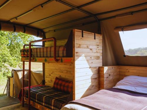 - une chambre avec 2 lits superposés dans une tente dans l'établissement Westacre Bradmoor & 4 Ton, à Narborough