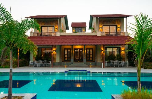 Bazén v ubytování Raas Stays by ELIVAAS 4-BHK Retreat With Private Pool, Gardens, Lounge & Scenic Aravali Views nebo v jeho okolí