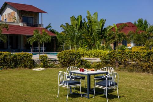 Zahrada ubytování Raas Stays by ELIVAAS 4-BHK Retreat With Private Pool, Gardens, Lounge & Scenic Aravali Views