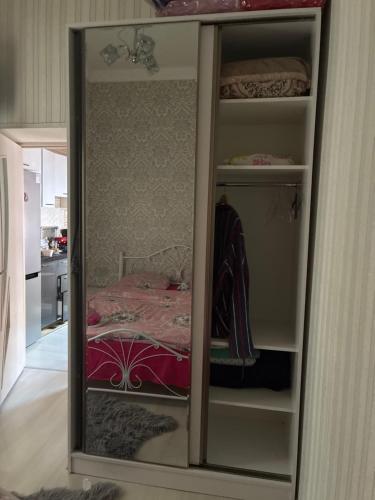 una camera da letto con un armadio con un letto dentro di Oıd city a Baku