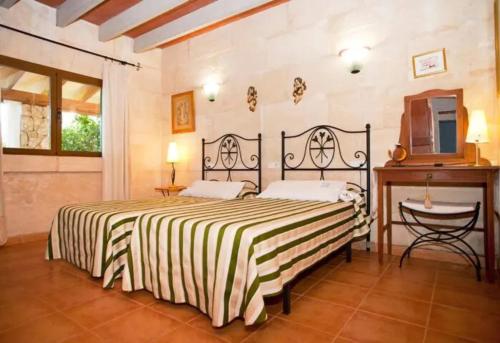 une chambre avec un grand lit et une télévision dans l'établissement Modern Villa with Private Pool in Muro 300 m², à San Lorenzo