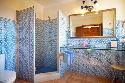 une salle de bains avec douche, lavabo et miroir dans l'établissement Modern Villa with Private Pool in Muro 300 m², à San Lorenzo