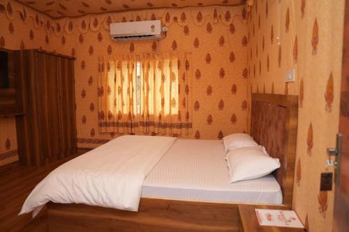 Ένα ή περισσότερα κρεβάτια σε δωμάτιο στο Kesariya Bagh