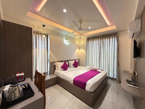 Una cama o camas en una habitación de Daksh The Valley Resort - Saputara