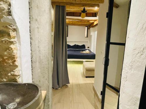a room with a bedroom and a bed in it at Casa Dea - Bungalow Isis in Hammamet Sud