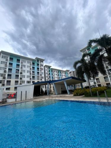 Bazén v ubytování Cozy Seawind 2BR Near Airport, Pool, Wifi, Netflix nebo v jeho okolí