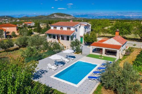 Holiday Home Tonka with pool