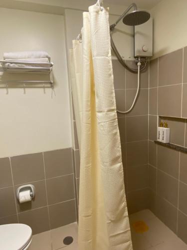 Ένα μπάνιο στο La Mari Staycation 2bedroom at Prisma Residences