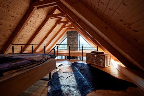 Una cama o camas en una habitación de Chata Jestřáb